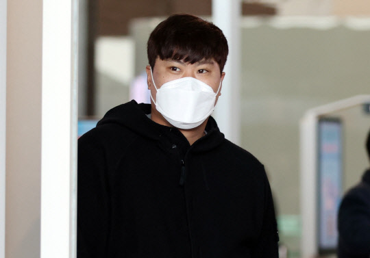 미국 프로야구 메이저리그 토론토 블루제이스의 류현진이 3일 오전 인천국제공항 2터미널에서 메이저리그 2021시즌 준비를 위해 출국하고 있다.  연합뉴스